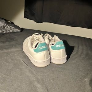 Size 10 W Adidas Advantage or Men’s 8.5